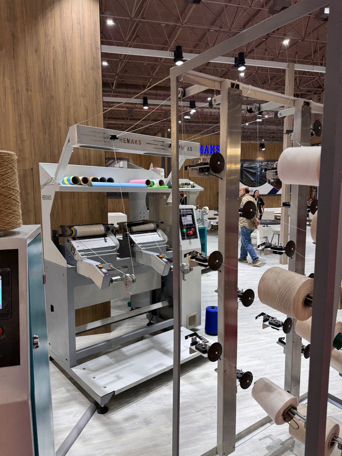 Assembleuse de fil sur un salon professionnel